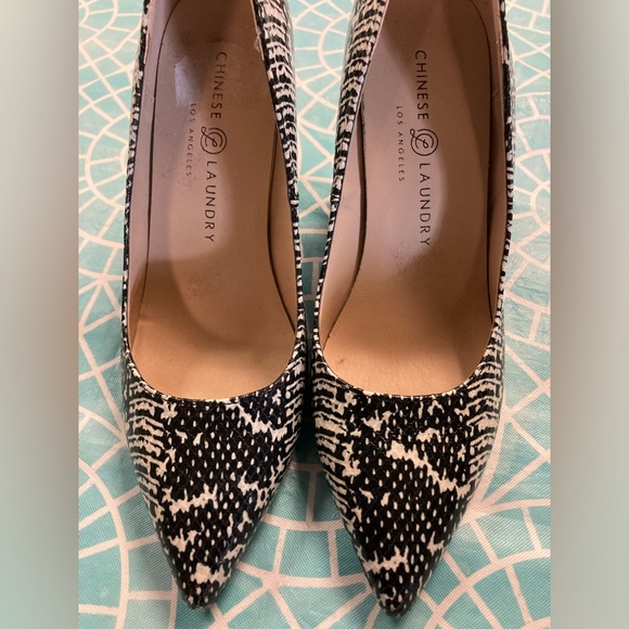 💛TODAY***$23***Chinese Laundry “Rade” faux black and white snakeskin heels. - Picture 3 of 5